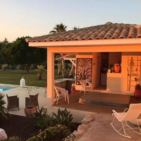 Bed & Breakfast Escapades Lointaines *